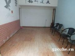 重庆南坪商圈，年付1200，步行街旁，购物方便，无中介，无物